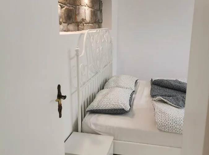 아파트 Apartma Kantina *